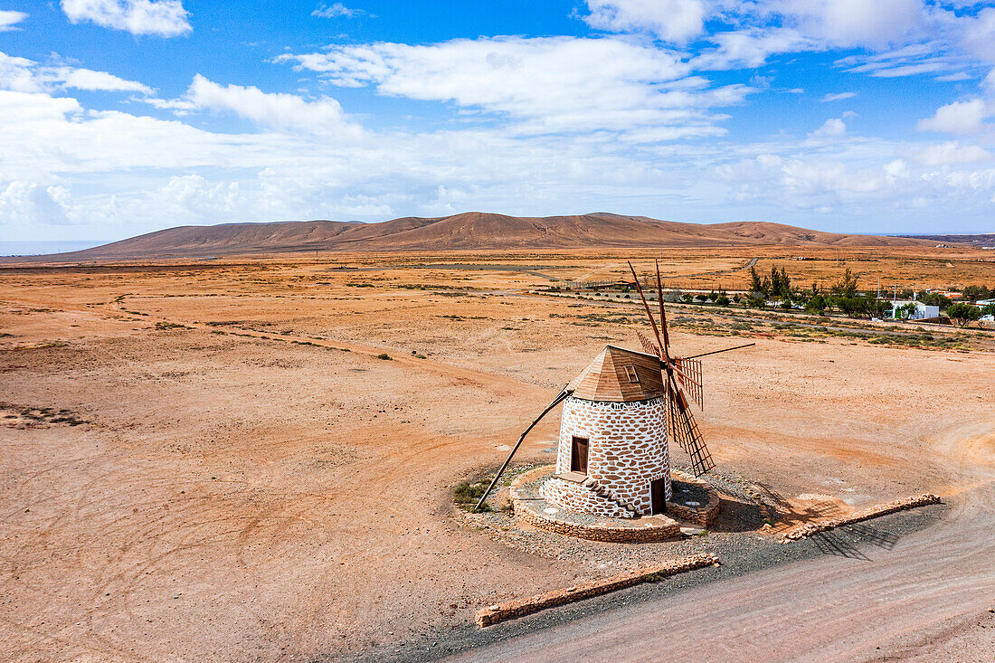 Weiß getünchte alte Windmühle in der Wüstenlandschaft, Tefia, Fuerteventura, Kanarische Inseln, Spanien
