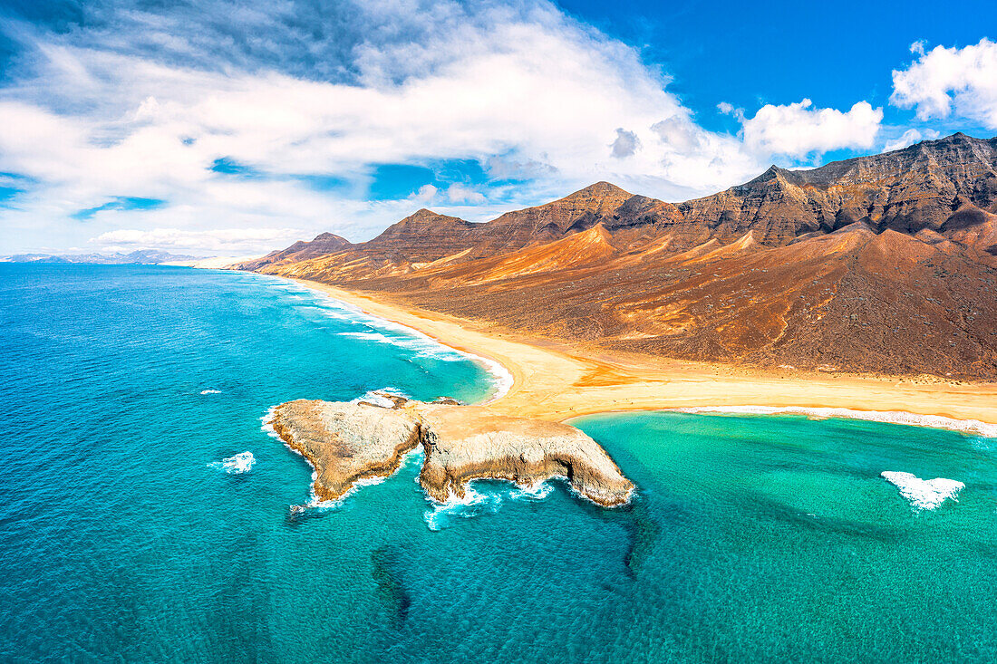 Luftaufnahme der Insel El Islote im türkisfarbenen Meer entlang des einsamen Cofete-Strandes, Jandia, Fuerteventura, Kanarische Inseln, Spanien