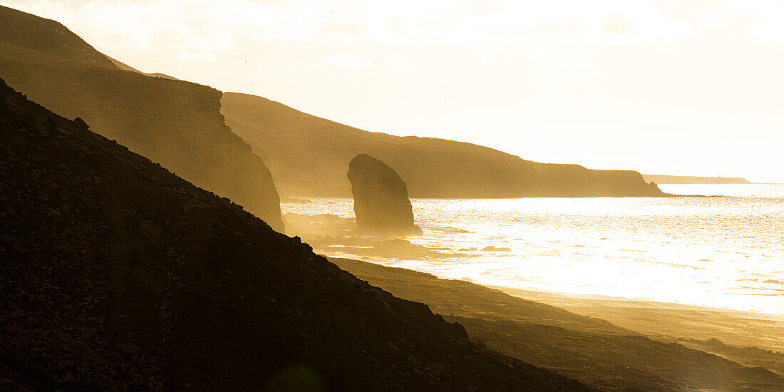 Geologisches Wahrzeichen Roque Del Moro bei Sonnenuntergang, Strand Cofete, Naturpark Jandia, Fuerteventura, Kanarische Inseln, Spanien