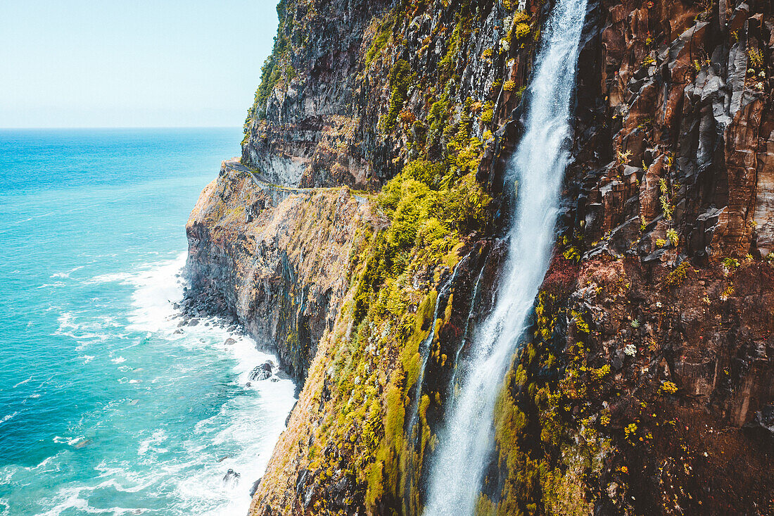 Fließendes Wasser des Brautschleierfalls, das von den Klippen ins Meer stürzt, Seixal, Insel Madeira, Portugal