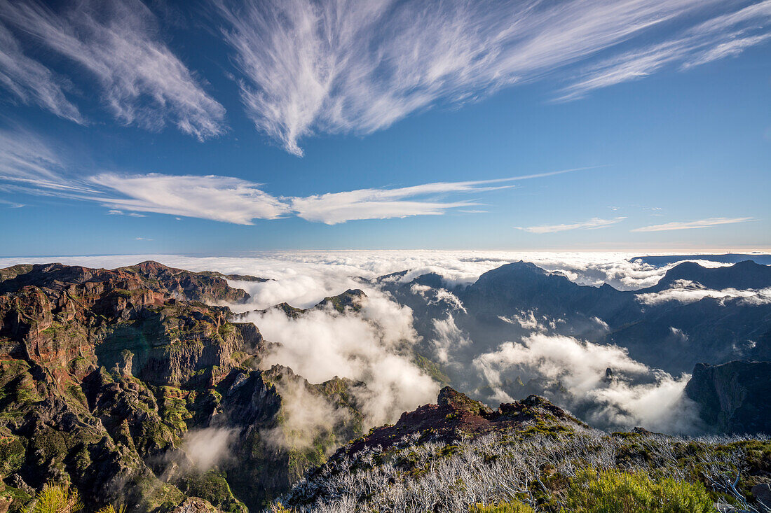 Aussicht auf wolkenverhangene Berge vom Gipfel des Pico Ruivo, Insel Madeira, Portugal
