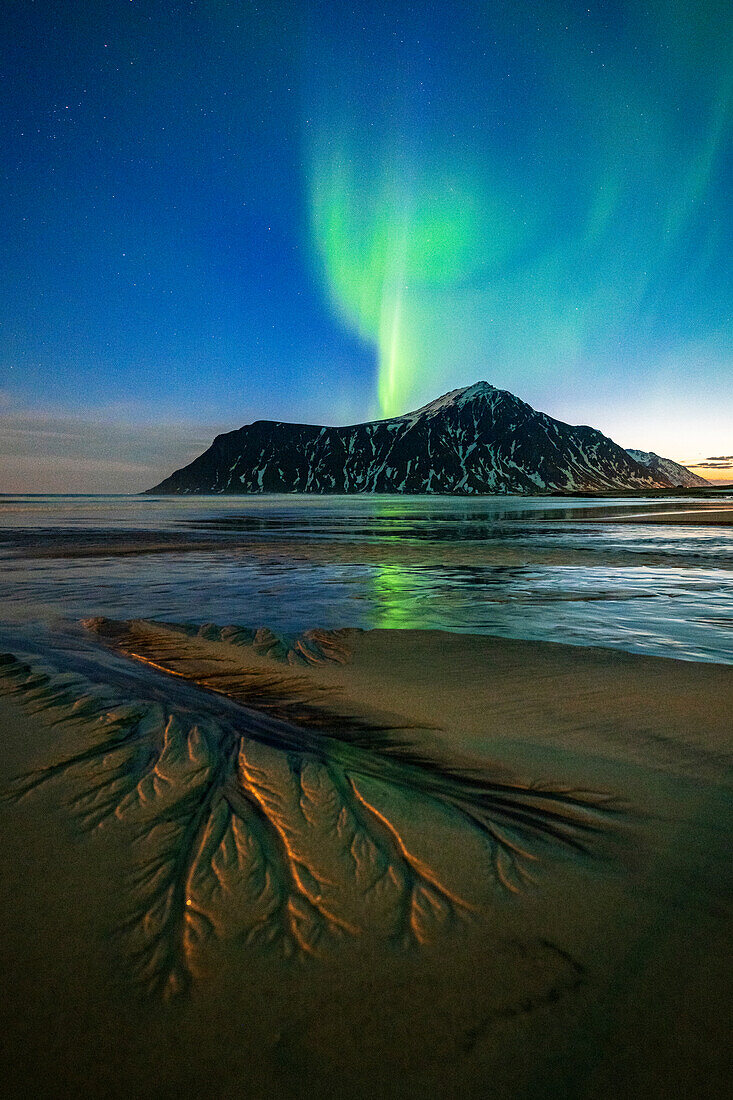 Nordlichter über den malerischen Formen des Sandes am surrealen Skagsanden-Strand, Lofoten-Inseln, Norwegen