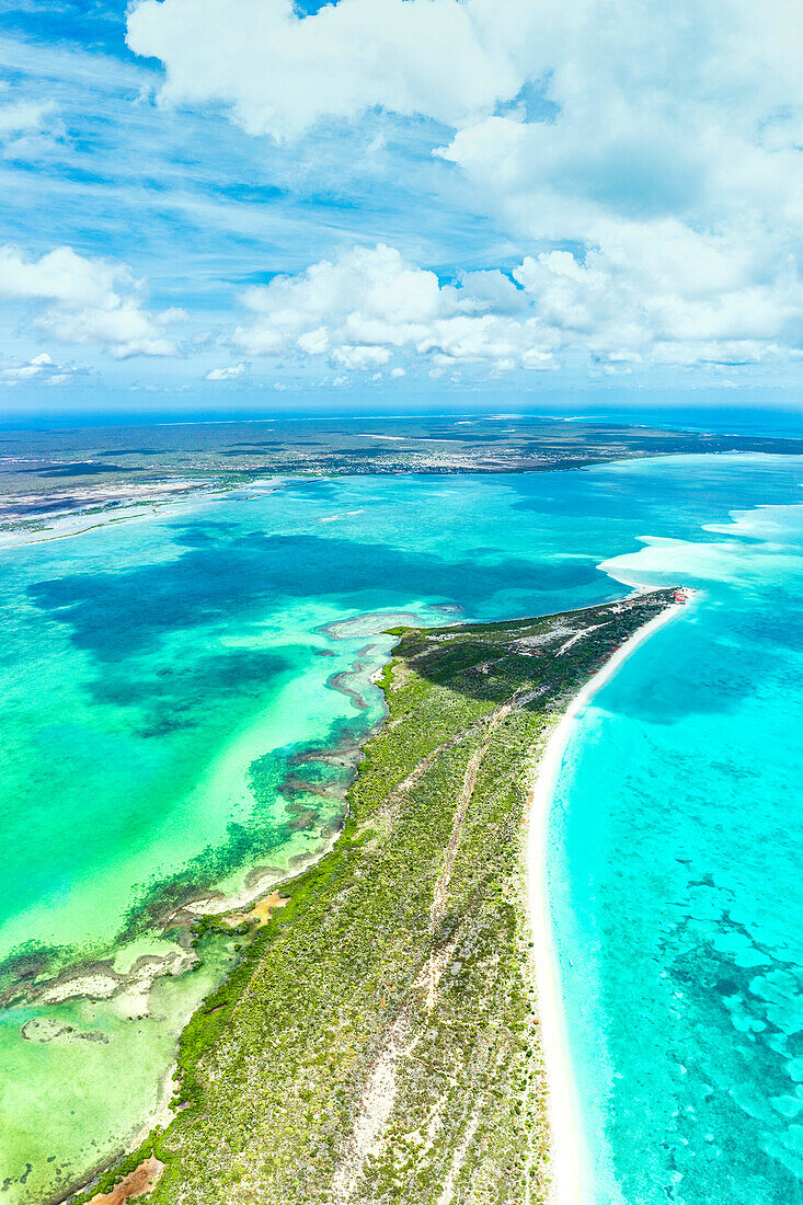 Luftaufnahme von Lagune und türkisfarbenem Meer mit langem weißen Sandstrand dazwischen, Barbuda, Antigua & Barbuda, Karibik