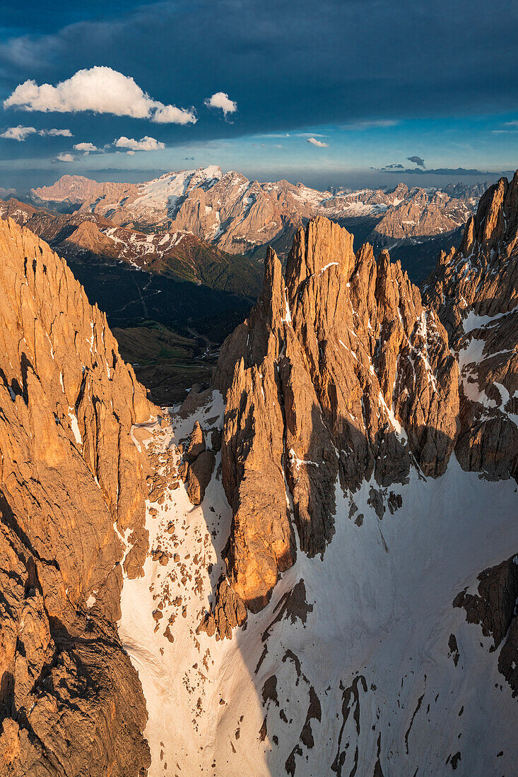 Luftbild der Langkofelgruppe Cinque Dita und Marmolada bei Sonnenuntergang, Dolomiten, Südtirol, Italien