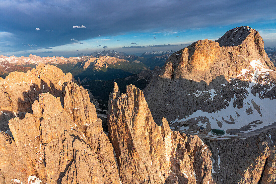 Torri Del Vajolet und Cima Catinaccio bei Sonnenuntergang, Luftbild, Dolomiten, Südtirol, Italien