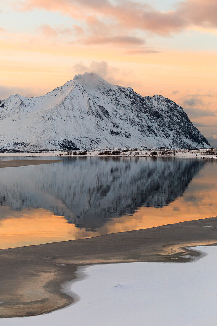 Spiegelung im Berg bei Sonnenuntergang, Moskenes, Nordland, Lofoten, Norwegen