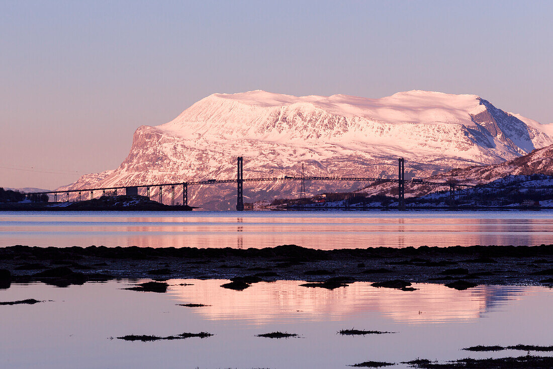 Brücke bei Sonnenuntergang, Moskenes, Nordland, Lofoten-Inseln, Norwegen