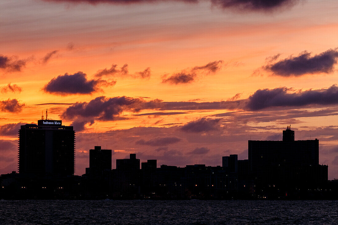 Skyline von Havanna bei Sonnenuntergang, Kuba, Mittelamerika, Karibikinsel