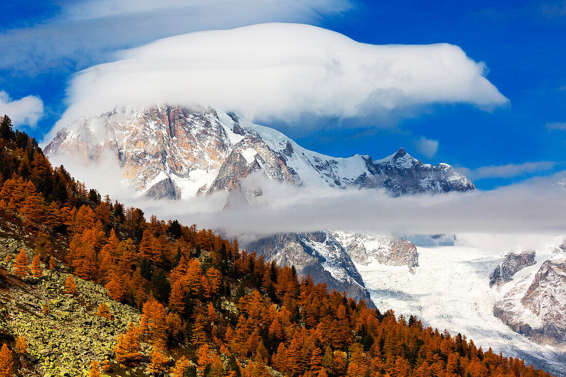 Mont Blanc bedeckt von einer linsenförmigen Wolke, Provinz Aosta, Aostatal, Italien, Westeuropa