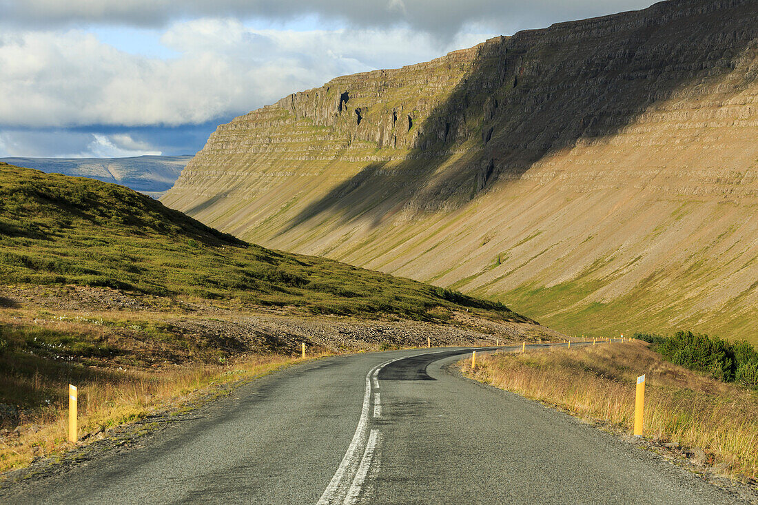 Abgelegene Straße in den Westfjorden, Island, Nordeuropa