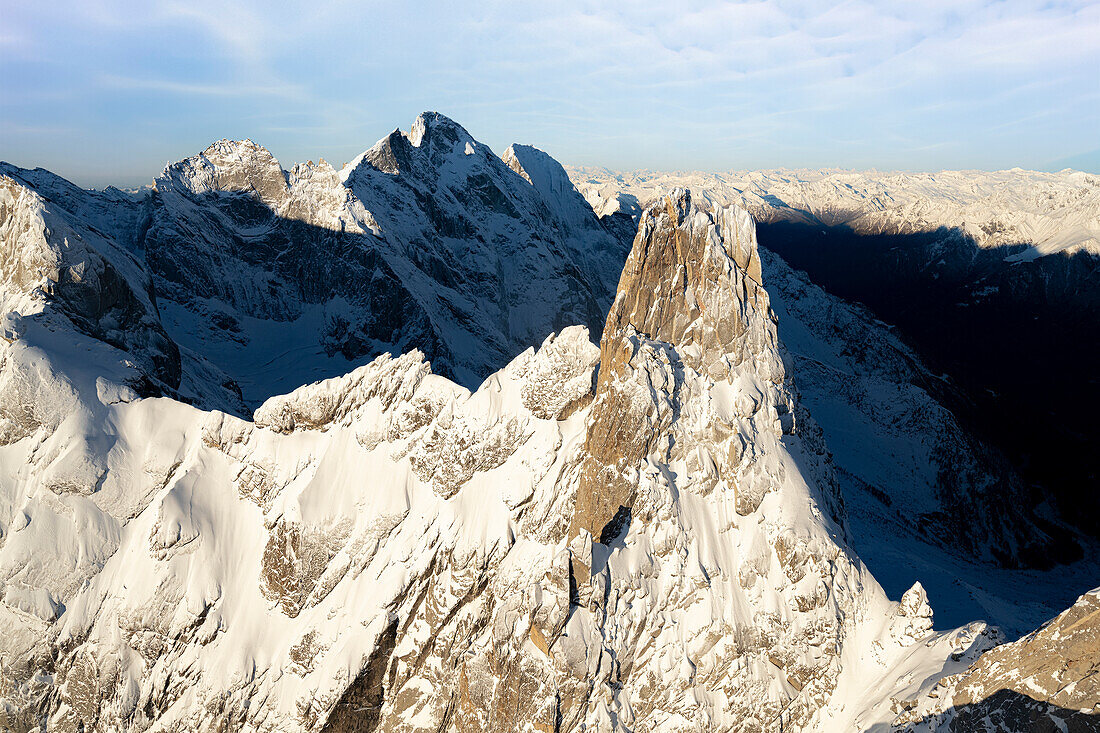 Luftaufnahme des Felsgipfels Ago Di Sciora während eines kalten Sonnenaufgangs, Val Bregaglia, Kanton Graubünden, Schweiz