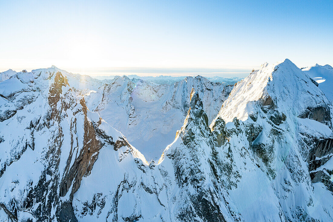 Winterlicher Sonnenaufgang über den schneebedeckten Sciore-Bergen, Luftbild, Val Bondasca, Bergell, Schweiz