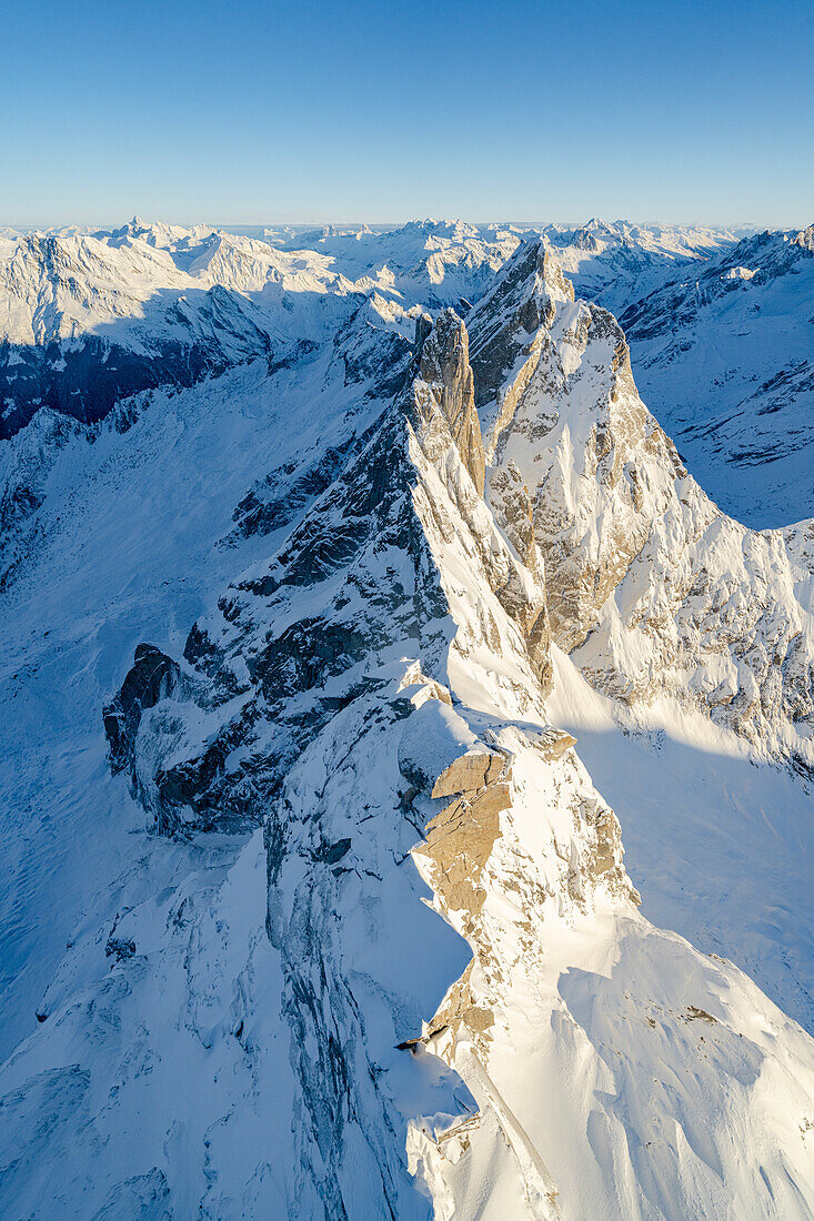Luftaufnahme der schneebedeckten Sciore-Berge im Winter, Val Bondasca, Val Bregaglia, Kanton Graubünden, Schweiz