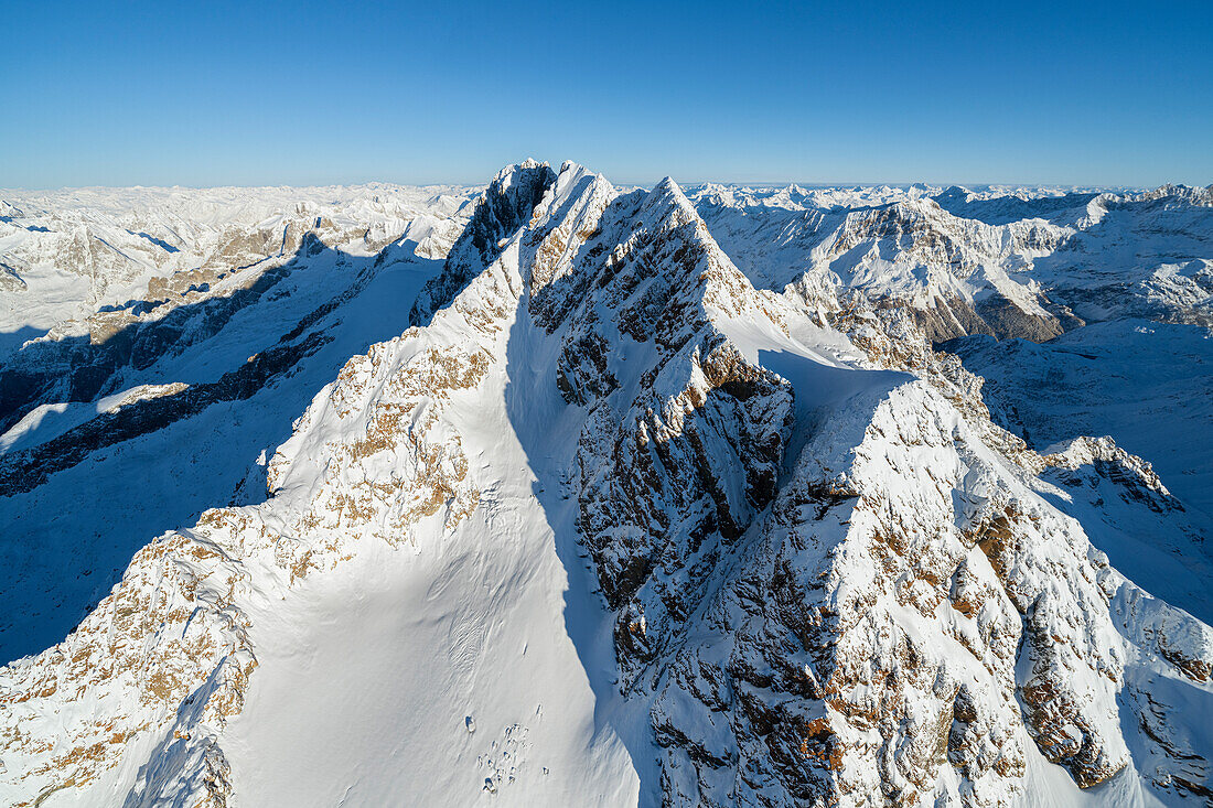 Luftaufnahme des majestätischen, schneebedeckten Monte Disgrazia, Valmalenco, Provinz Sondrio, Valtellina, Lombardei, Italien