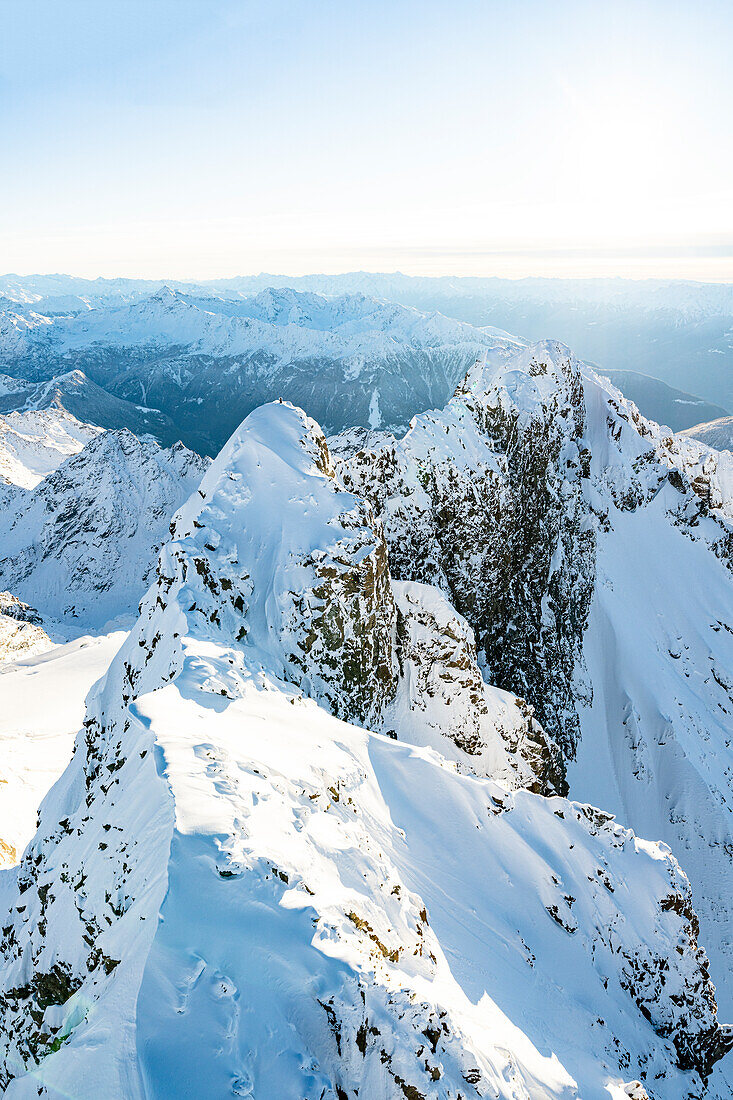 Luftaufnahme des schneebedeckten Monte Disgrazia im Winter, Valmalenco, Provinz Sondrio, Valtellina, Lombardei, Italien