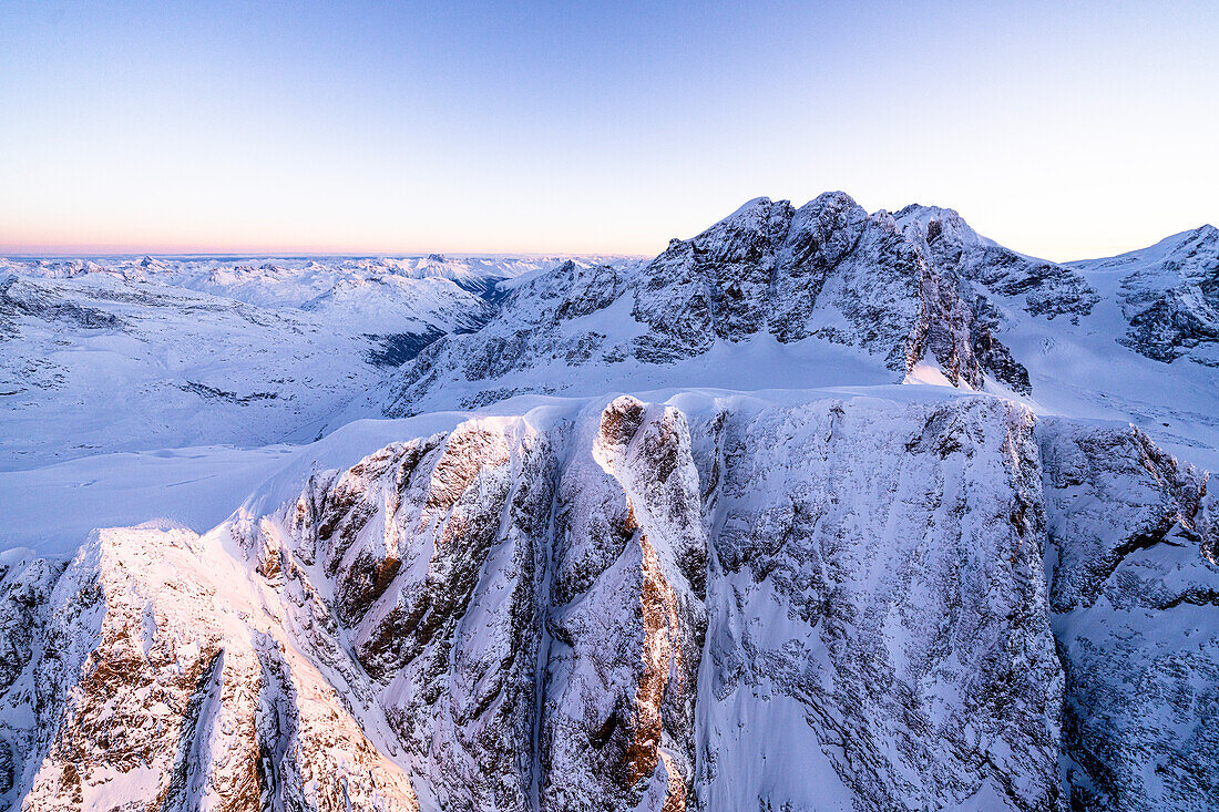 Winterlicher Sonnenaufgang über den schneebedeckten Piz Sella, Piz Roseg und Piz Bernina, Luftaufnahme, Valmalenco, Valtellina, Lombardei, Italien