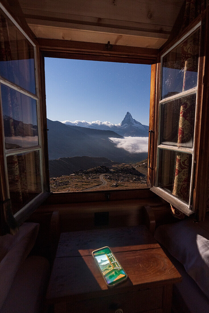 Matterhorngipfel mit dem Smartphone vom Schlafzimmerfenster des Hotels Fluhalp aus fotografiert, Zermatt, Kanton Wallis, Schweiz