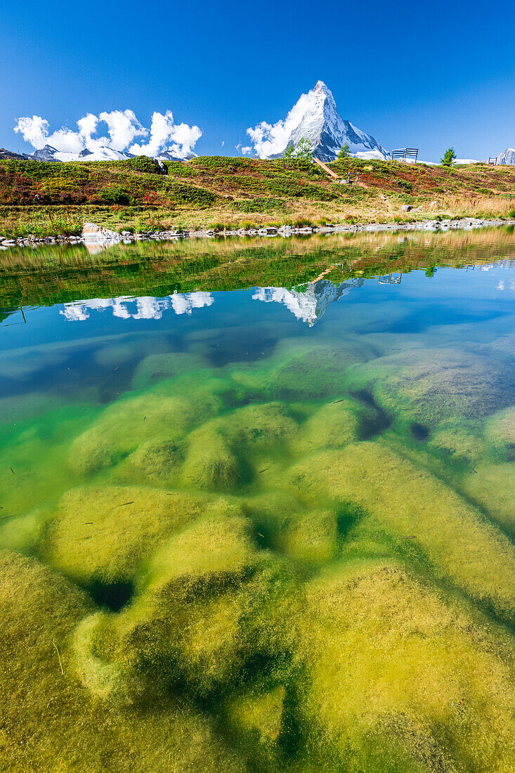 Der schneebedeckte Matterhorngipfel spiegelt sich im klaren Wasser des Leisees, Sunnegga, Zermatt, Kanton Wallis, Schweiz