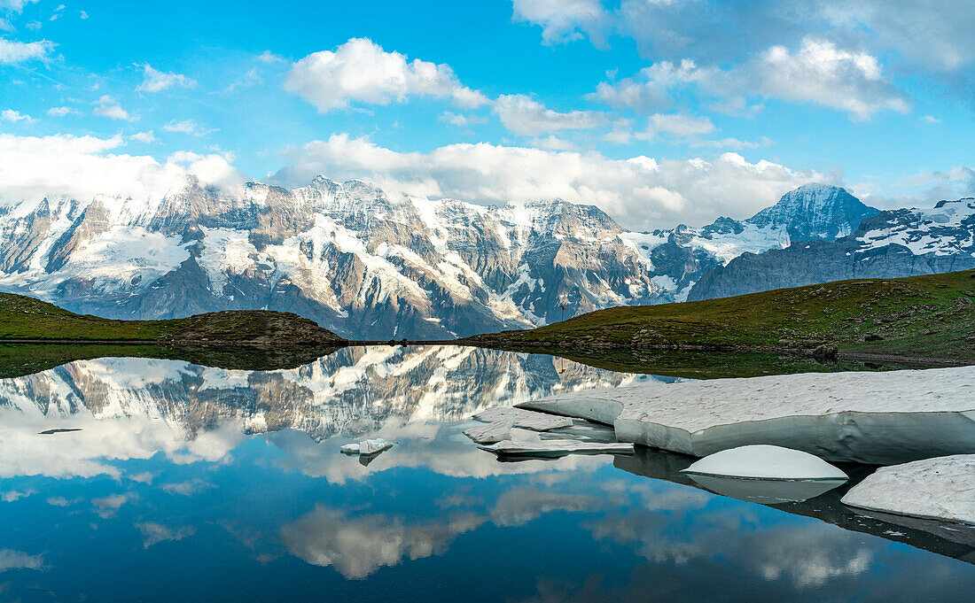 Bergspitzen spiegeln sich im unberührten Grauseeli-See bei Sonnenuntergang, Murren Birg, Jungfrau Region, Kanton Bern, Schweiz
