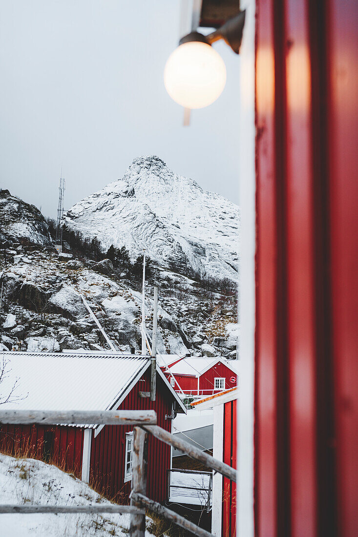 Traditionelle rote Holzhütten von Fischern mit Schnee bedeckt, Nusfjord, Nordland County, Lofoten Inseln, Norwegen