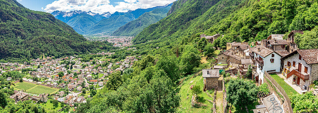 Luftaufnahme des Bergdorfs Crana und der Stadt Chiavenna im Sommer, Piuro, Valchiavenna, Valtellina, Lombardei, Italien