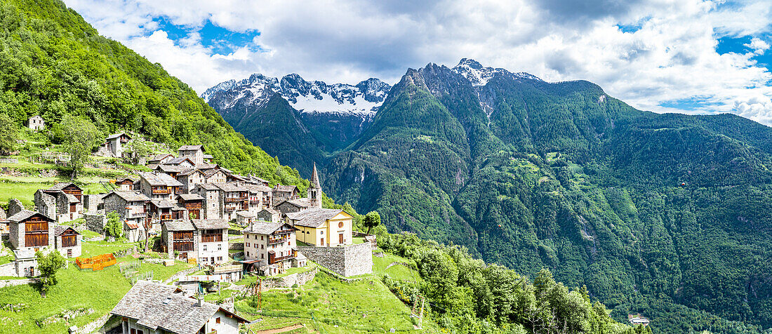 Luftaufnahme der traditionellen Steinhäuser im Alpendorf Savogno im Sommer, Valchiavenna, Valtellina, Lombardei, Italien