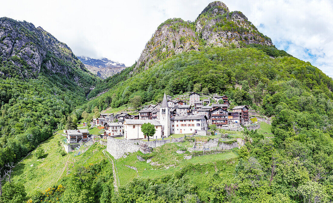 Kleines Alpendorf am Fuße majestätischer Berge im Sommer, Savogno, Valchiavenna, Valtellina, Lombardei, Italien