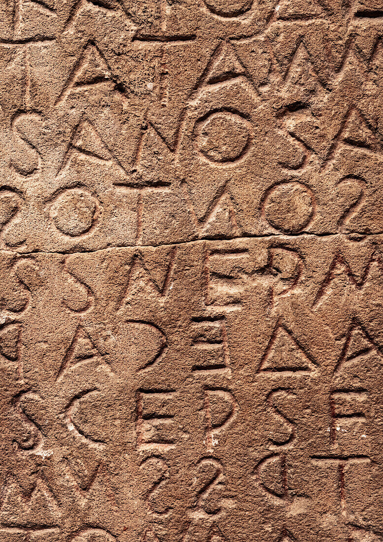Buchstaben des altgriechischen Alphabets in einen alten Stein gemeißelt, Archäologisches Museum von Heraklion, Insel Kreta, Griechenland