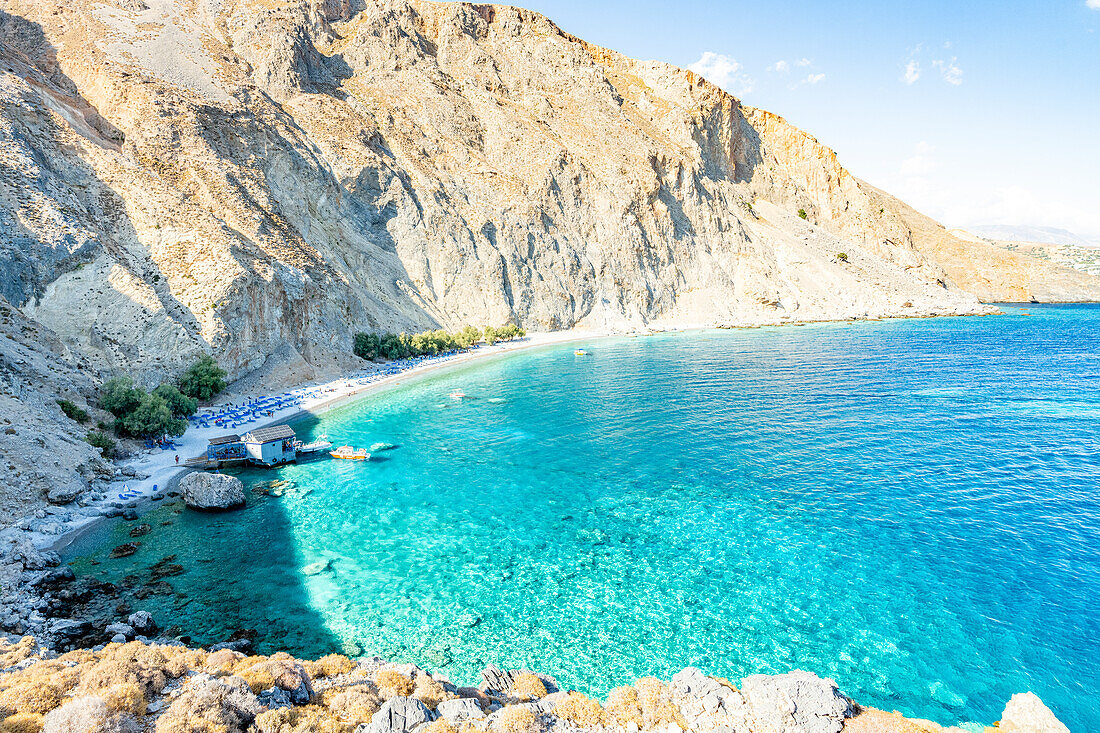 Blick von oben auf den Sandstrand Glyka Nera zwischen Bergen und kristallklarem Meer, Hora Sfakion, Insel Kreta, Griechenland