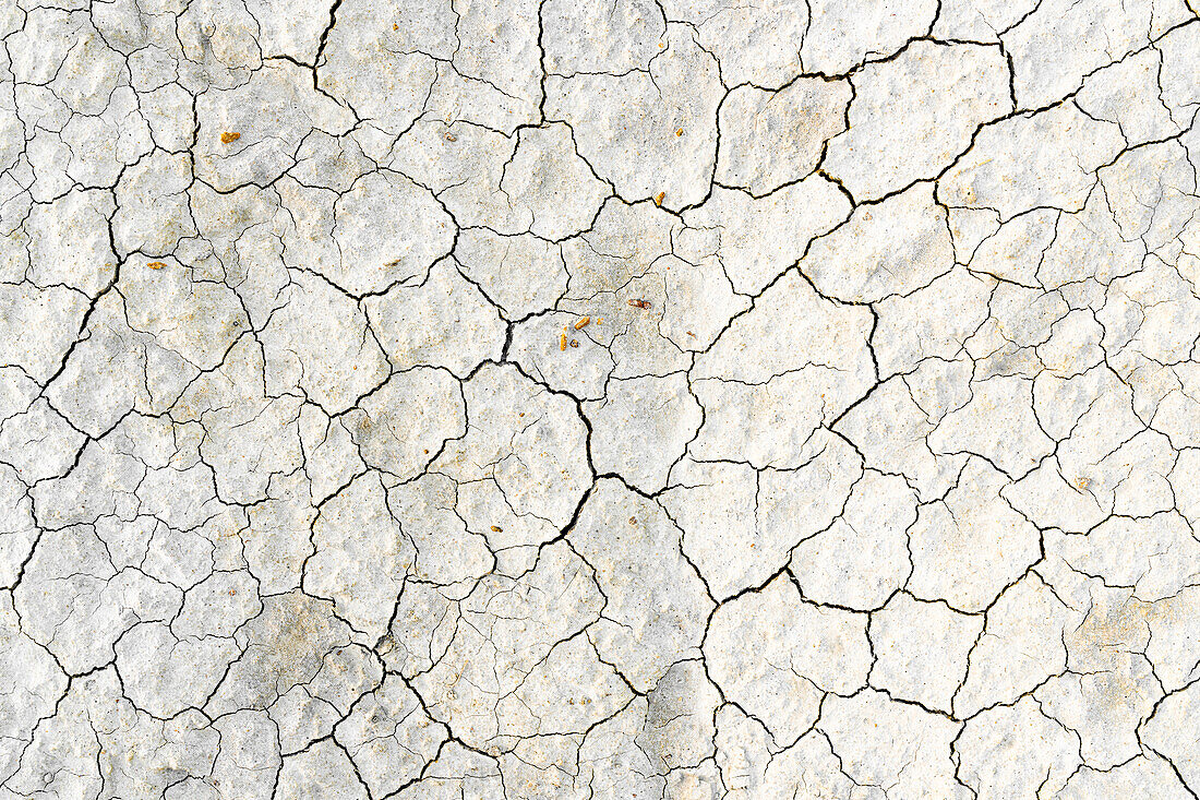 Luftaufnahme des trockenen, rissigen Bodens aufgrund der sommerlichen Dürre, Kefalonia, Griechenland