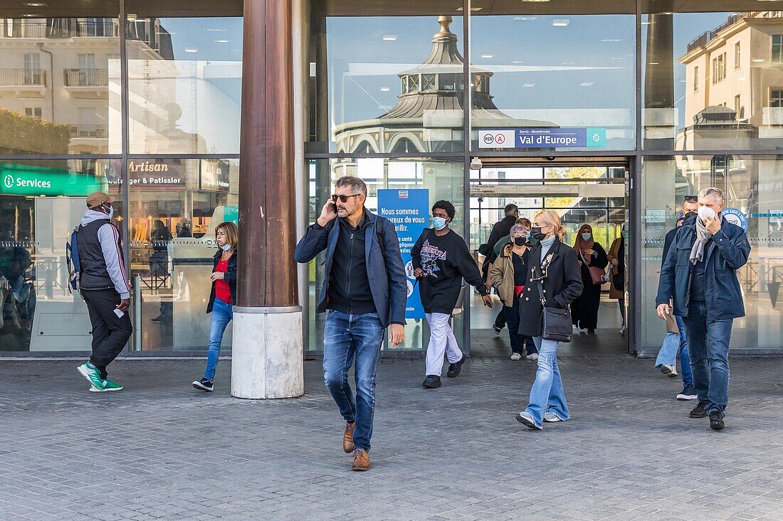 Al d'europe rer commuter train station, place d'ariane, val d'europe, marne la vallee, seine et marne (77), france, europe