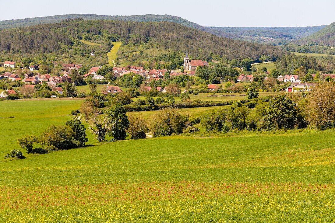 Landschaft um vezelay, dorf asquins, dorf und ewiger hügel von vezelay, (89) yonne, bourgundy, frankreich