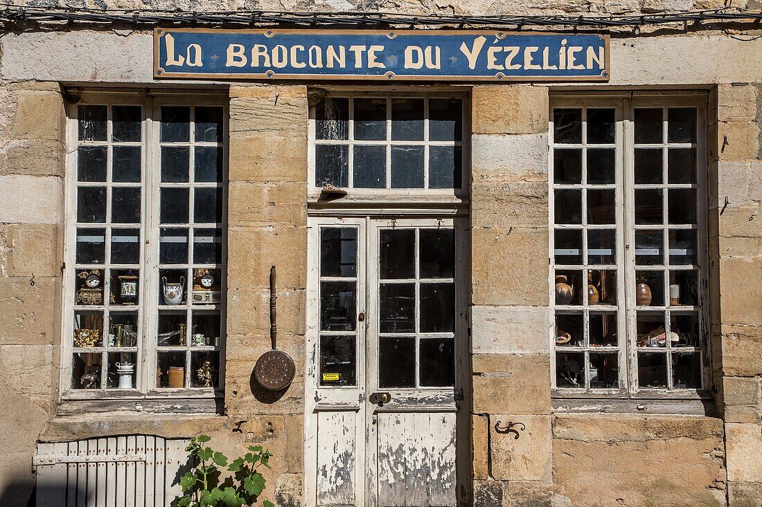 Antique shop of vezelay, village and eternal hill of vezelay, (89) yonne, bourgundy, france