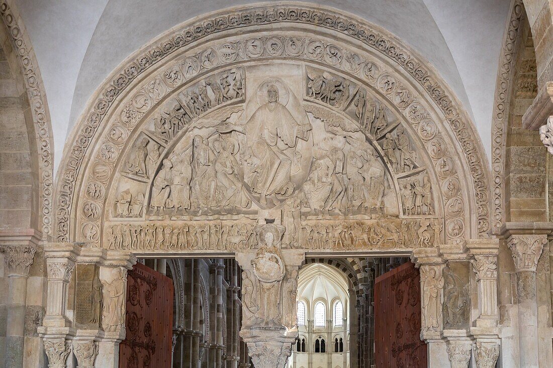 Tympanum, saint mary magdalene basilica, vezelay, (89) yonne, bourgundy, france