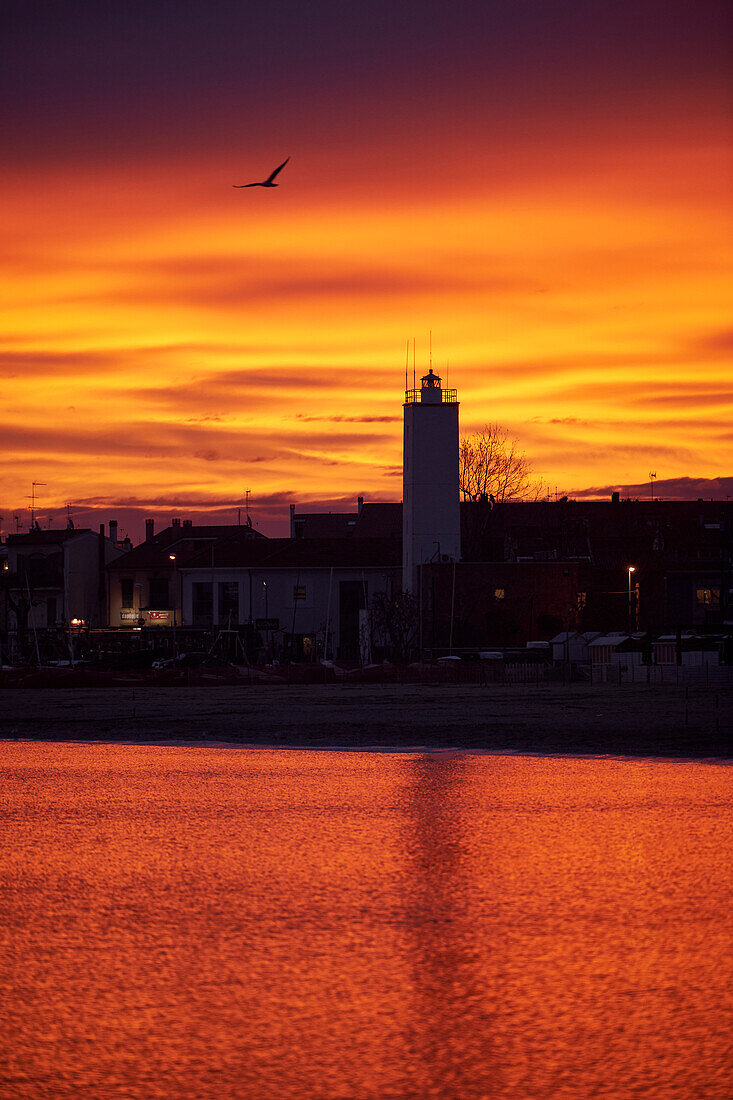 Küste von Fano bei Sonnenaufgang, Pesaro Urbino, Marken, Italien