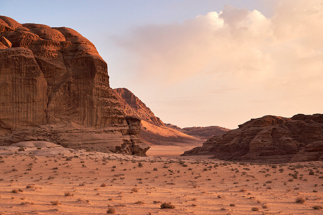 Sonnenuntergang in der Wadi-Rum-Wüste, Jordanien, Naher Osten, Asien