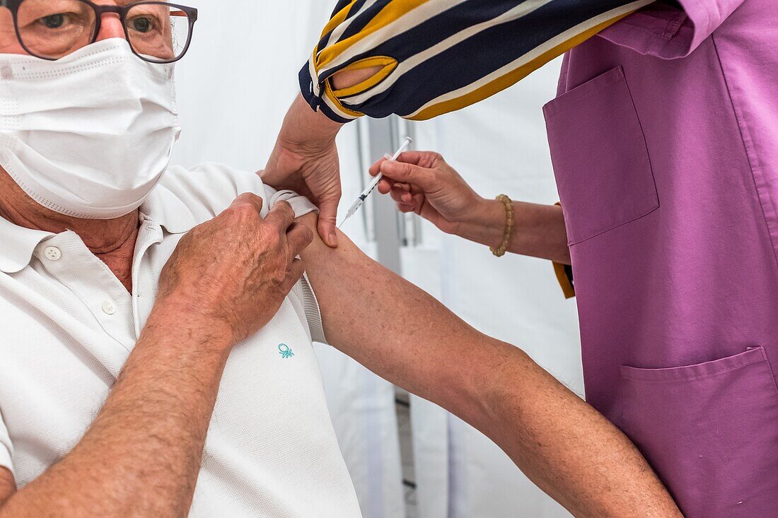 Vaccine, covid 19 vaccination center, gymnasium, les sables d'olonne, vendee, pays de loire, france, europe