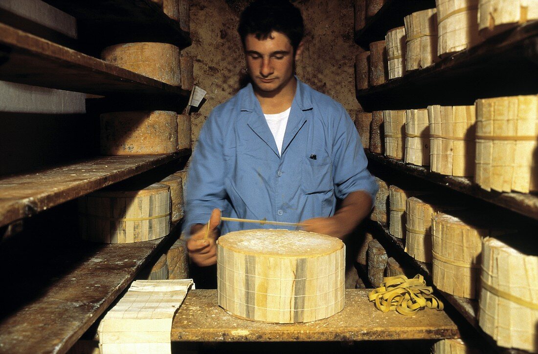 Ein Arbeiter im Gorgonzolareifelager (Lombardei, Italien)