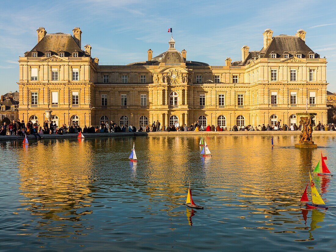 Sailboats in the pond of the luxembourg garden and palace, senate, 6th arrondissement, (75) paris, france, europe