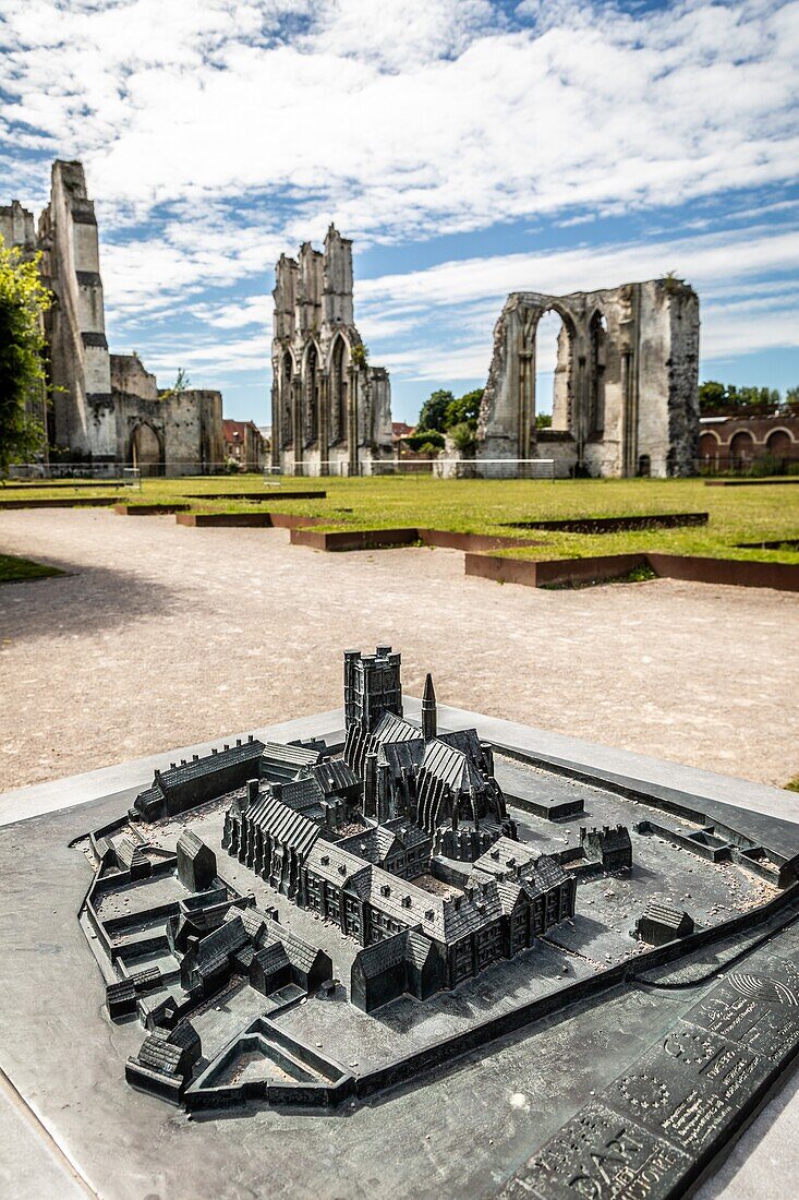 Modell und Ruinen der Abtei Saint-Bertin, Saint-Omer, (62) Pas-de-Calais, Frankreich