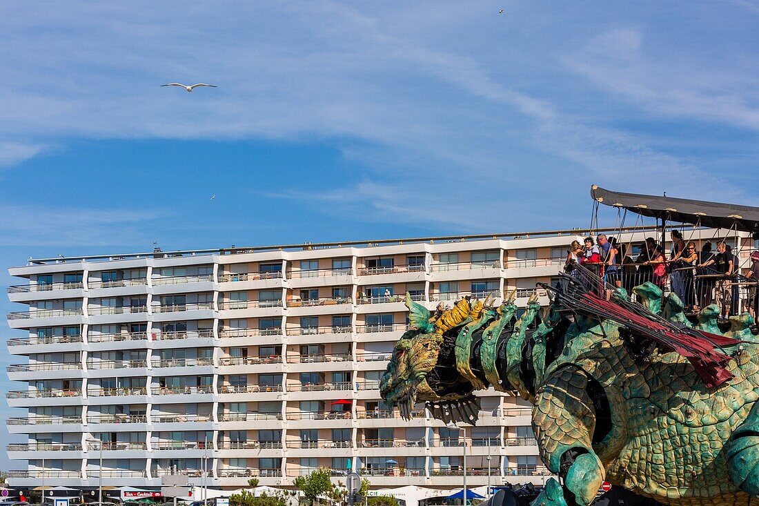 Der drache von calais, gaston berthe deich und der strand von calais, calais, (62) pas-de-calais, frankreich