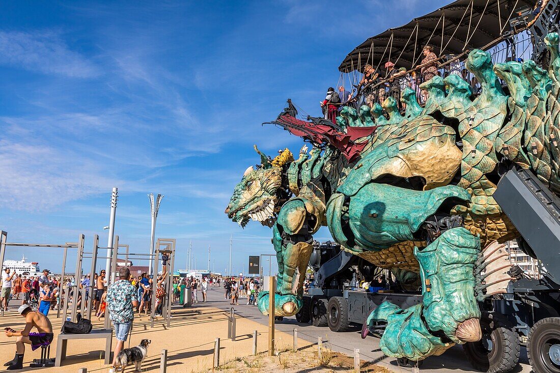 Der drache von calais, gaston berthe deich und der strand von calais, calais, (62) pas-de-calais, frankreich