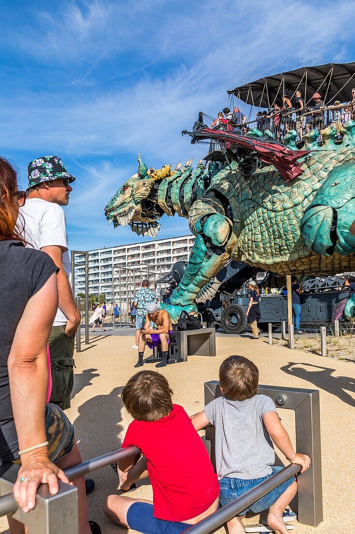 Der drache von calais, gaston berthe deich und der strand von calais, calais, (62) pas-de-calais, frankreich