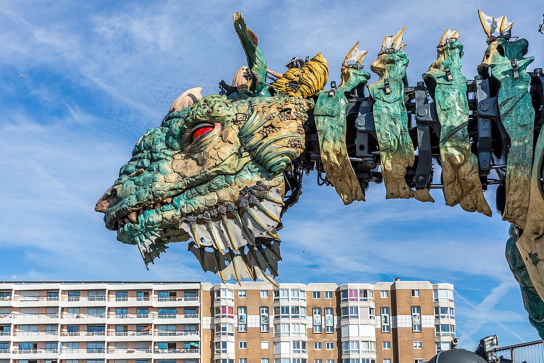 Der drache von calais, gaston berthe deich und der strand von calais, calais, (62) pas-de-calais, frankreich