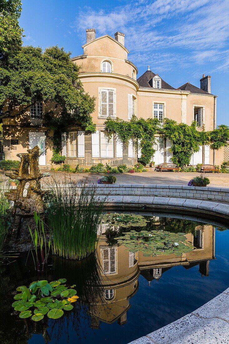 Pavilion in the garden of la perrine, laval, (53) mayenne, pays de la loire