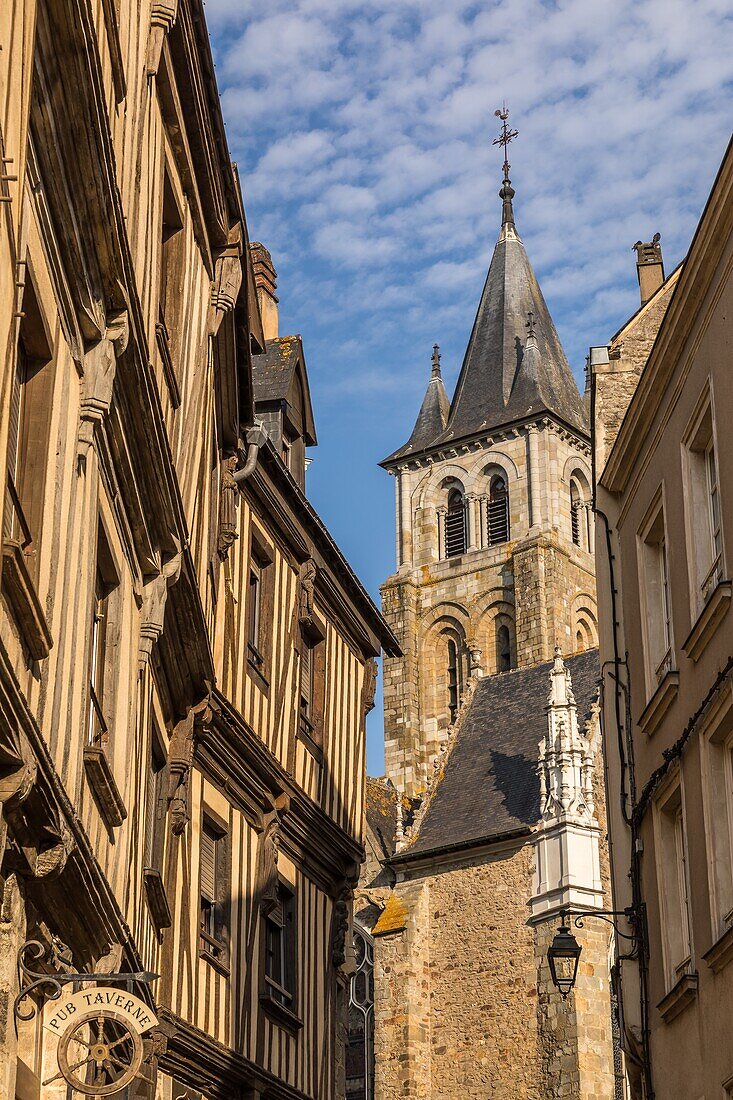 Straße und Sankt-Venerand-Kirche, Laval, (53) mayenne, pays de la loire