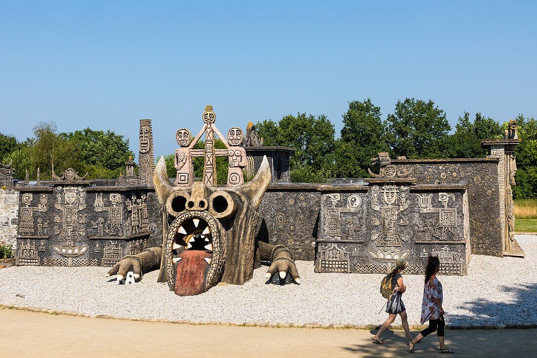 Das Museum Robert Tatin, das Haus des Keramikers, Malers und Bildhauers, der sein Haus und seinen Garten zu einem Ort der Kunst gemacht hat, Cosse le Vivien, (53) Mayenne, Pays de la Loire, Frankreich