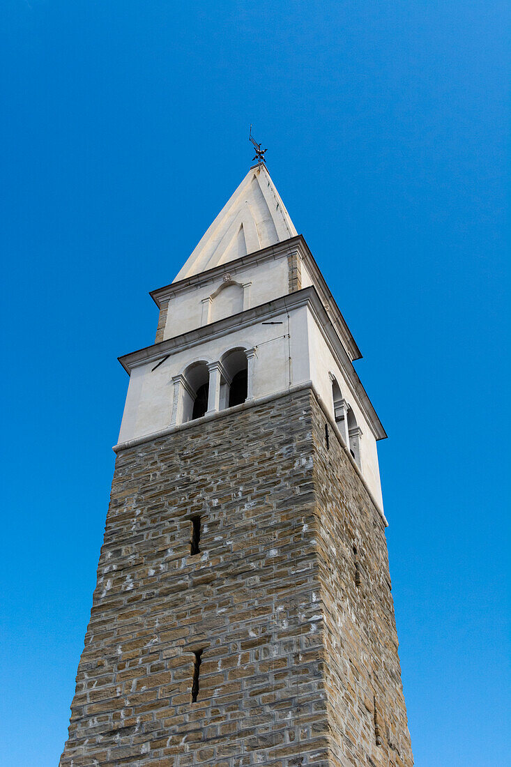 Turm der Pfarrkirche von St. Maurus, Isola, Slowenien.
