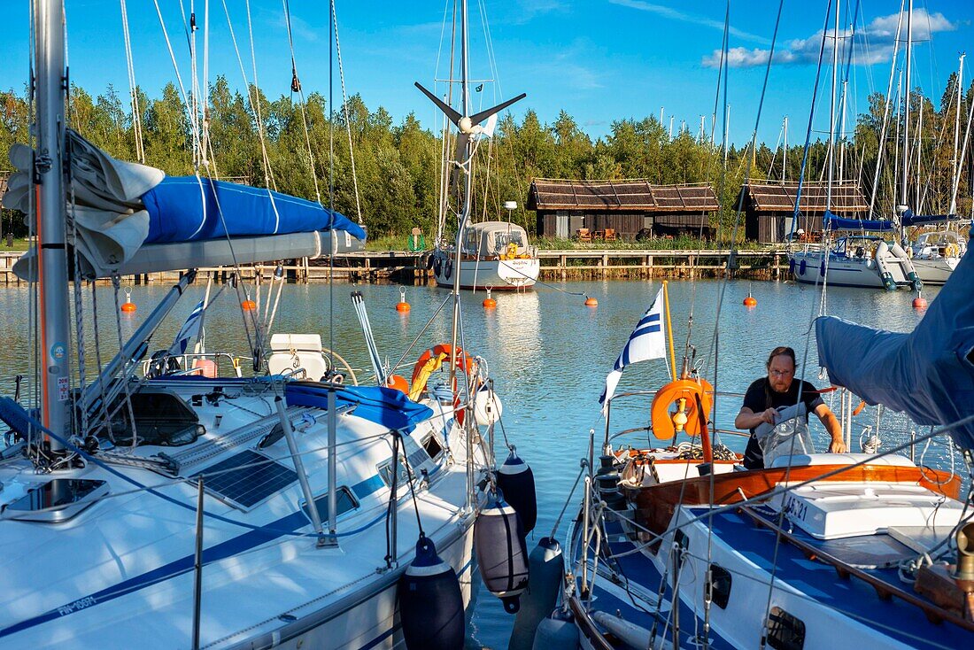 Peterzéns Bootshaus in Kustavi im südwestfinnischen Schärengarten. Die Schärenringstraße oder Saariston rengastie ist voll von Dingen zu sehen, zu tun und zu tun. Der Schärenweg kann im oder gegen den Uhrzeigersinn befahren werden. Er beginnt in der historischen Stadt Turku und führt durch ländliche Schärendörfer und erstaunliche Ostseelandschaften. Der Weg kann von Anfang Juni bis Ende August begangen werden.