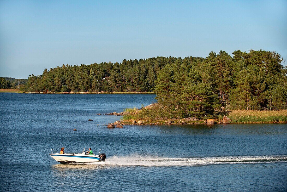 Boot in Korpo oder Korppoo Insel, Korpostrom Küste Südwest Finnland Turku Schären. Die Schärenringstraße oder Saariston rengastie ist voll von Dingen zu sehen, zu tun und zu tun. Der Schärenweg kann im oder gegen den Uhrzeigersinn befahren werden. Er beginnt in der historischen Stadt Turku und führt durch ländliche Schärendörfer und erstaunliche Ostseelandschaften. Der Pfad kann von Anfang Juni bis Ende August begangen werden.